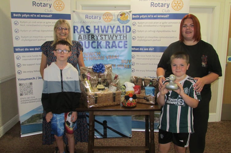 Duck race corporate winner, Thatch, represented by Kirsty Williams with sons Finnley and Rory