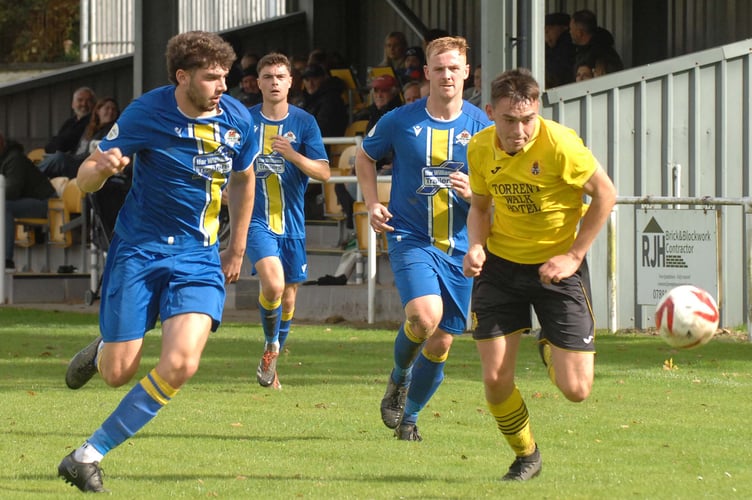 Dolgellau on the attack against league leaders Llanuwchllyn (Photo: Rod Davies)