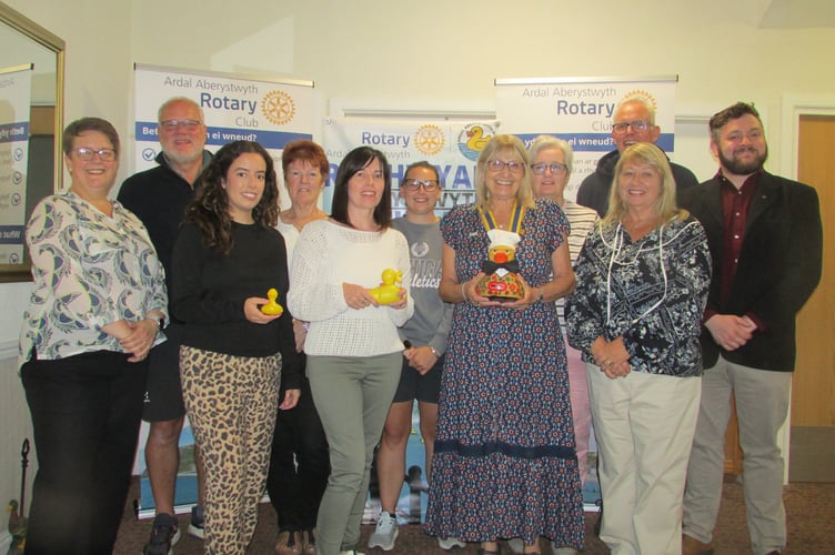 Duck race team with Anya Edwardes (3rd left) 2nd place winner; Lowri Rice (5th left) 1st place winner; Barbara Salerno (President – centre with Duck Race mascot Jeremy Duck)