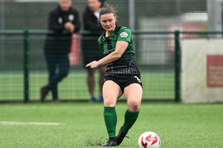 PONTYPRIDD, WALES - 07 SEPTEMBER 2025: Shauna Chambers of Aberystwyth Town passes the ball during the Genero Adran Premier 25/26 - Phase 1 between Pontypridd United and Aberystwyth Town at the USW Sports Park in Pontypridd on the 7th September 2025. (Pic by Craig Thomas/FAW)
