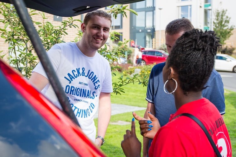 welcome week, students moving in with the assistance of an a-team member