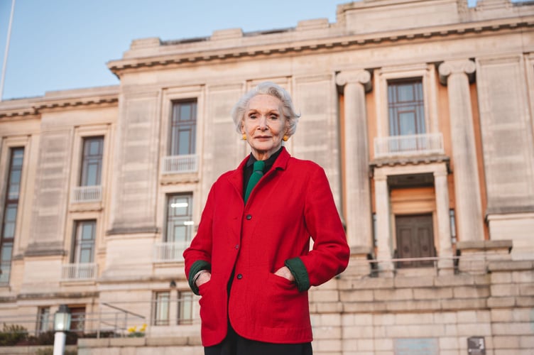 Sian Phillips y tu allan i'r Llyfrgell Genedlaethol