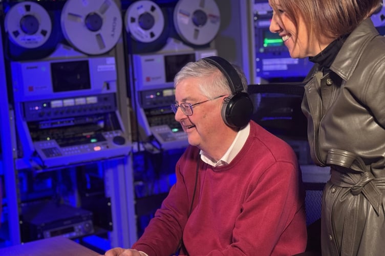 Mark Drakeford gyda Dot Davies