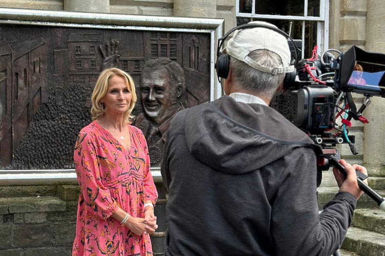 Nia Roberts yn cyflwyno Dechrau Canu Dechrau Canmol