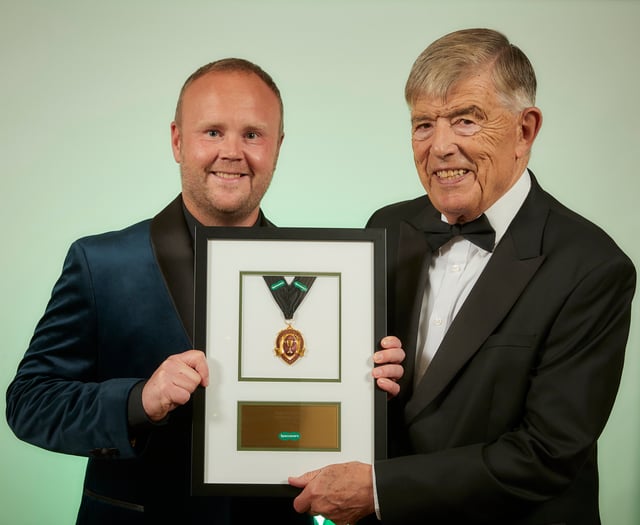 Dyfan Jones wins Specsavers award