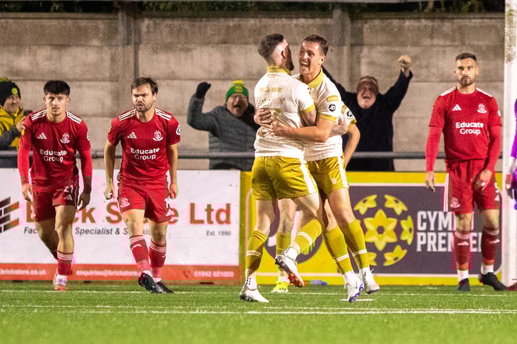FLINT, WALES - 23RD SEPTEMBER 2025: Caernarfon Town players celebrate Ryan Searsâ opening goal during the JD Cymru Premier fixture between Connahâs Quay Nomads and Caernarfon Town at the Essity Stadium, Flint, 23rd of September, Wales (Pic by Nik Mesney/FAW)