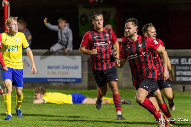 Porthmadog and Denbigh played out a thrilling Welsh Cup tie at the Traeth on Wednesday evening