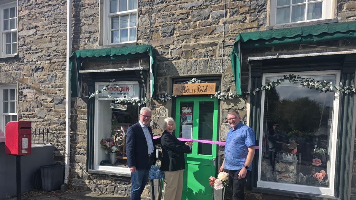 Florist Relocates to Llangwyryfon and Raises Money for MacMillan | ...