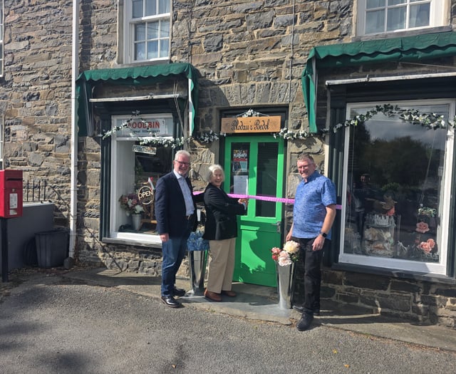 Florist relocates to Llangwyryfon and raises money for MacMillan