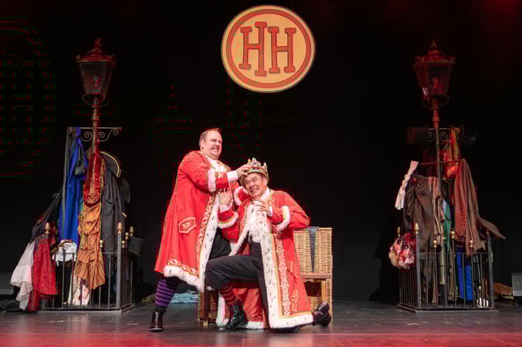 Watch King George I battle George II in this Horrible Histories stage show