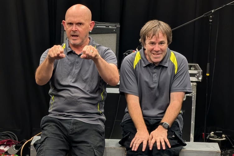 Yr actorion Owain Llŷr Edwards ac Iwan Charles