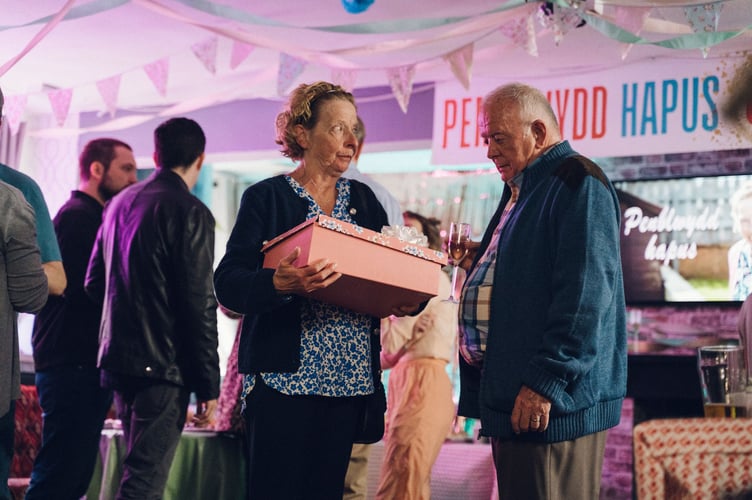 Mae STAD yn dilyn helyntion teulu’r Gurkha