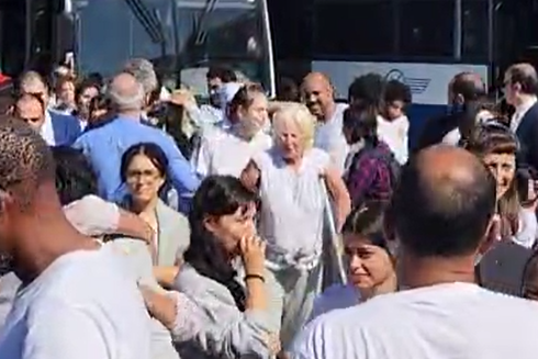 Hannah Schafer spotted on crutches, arriving somewhere in Jordan this morning (7 October).