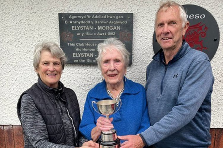 Nans Morgan presents the Deulwyn Morgan Cup to Ian and Ruth Jones