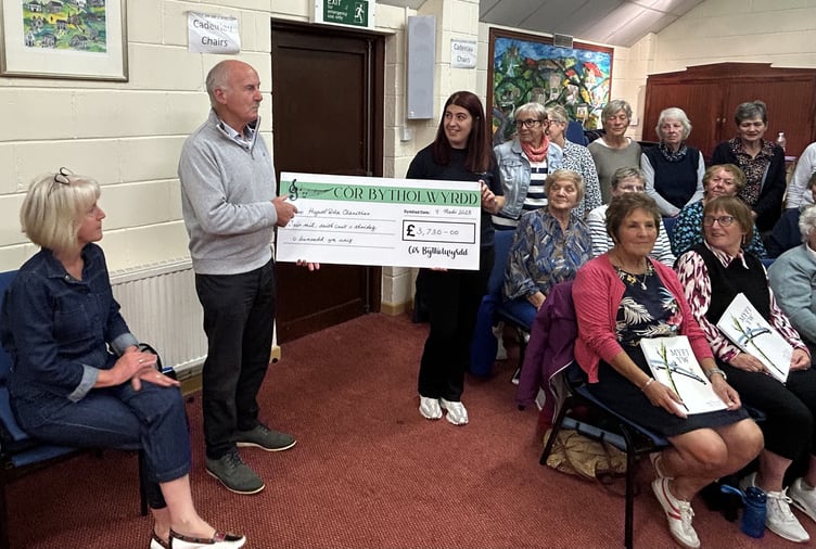 Elfyn Davies from Cór Bytholwyrdd presenting the cheque