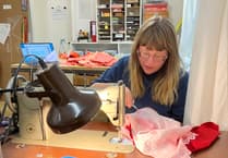 Artist o'r Almaen i helpu trigolion archwilio eu perthynas â llynnoedd ac afonydd