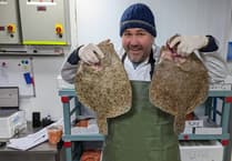 Bywyd gweithwyr nos yn agoriad llygad i Scott Quinnell mewn cyfres newydd ar S4C