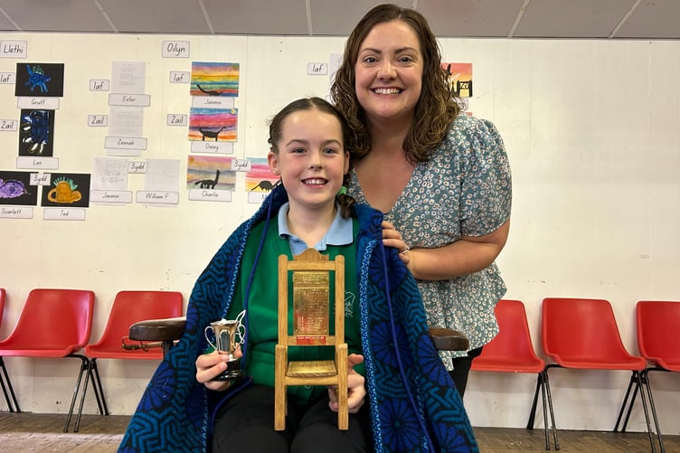 Enillydd cadair Ysgol Llanarth oedd Gwennan Lois Jones a welir yn y llun gyda prifathrawes yr ysgol, Manon Lewis-Wright