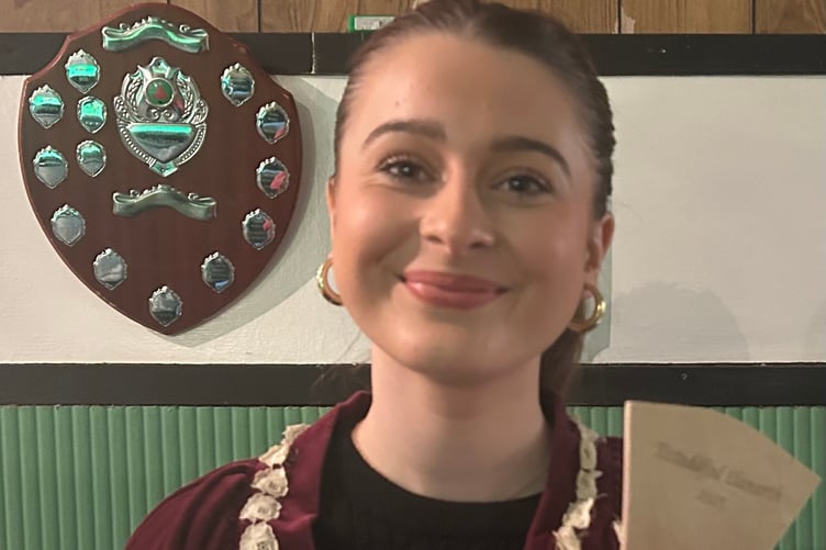 Mali Evans o Dalgarreg oedd enillydd y gadair yn Eisteddfod Gadeiriol Llanarth eleni
