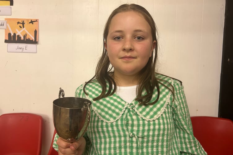 Neli Evans, Talgarreg, yn ennill cwpan her er cof am Mr a Mrs Wil Evans, Brynawen i'r unawdydd mwyaf addawol o dan 12
