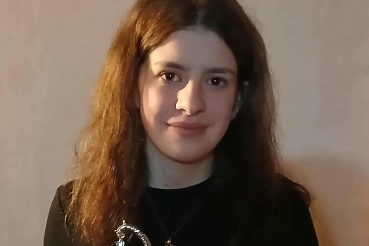 Alwena Owen, Llanllwni, enillydd cwpan her er cof am James a Megan Rees, Pencae i'r perfformiad mwyaf cofiadwy yn yr adran hŷn