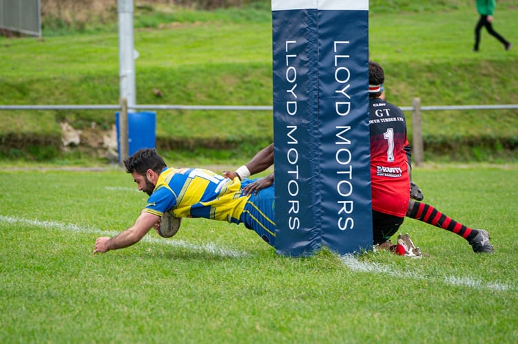 Geraint Owen scores a try for Aberaeron