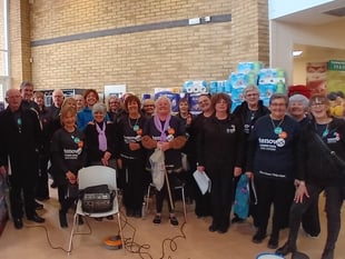 Tenovus choir raises money singing for shoppers