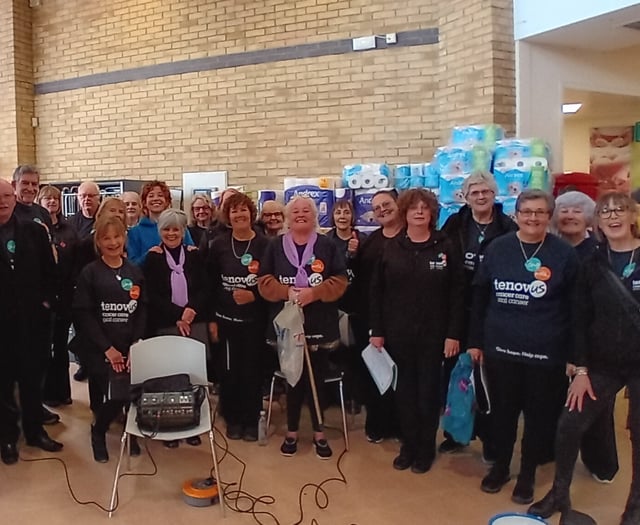 Tenovus choir raises money singing for shoppers