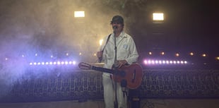 Cyfres newydd, Stiwdio 24/7, yn rhoi llwyfan i gerddoriaeth Gymraeg