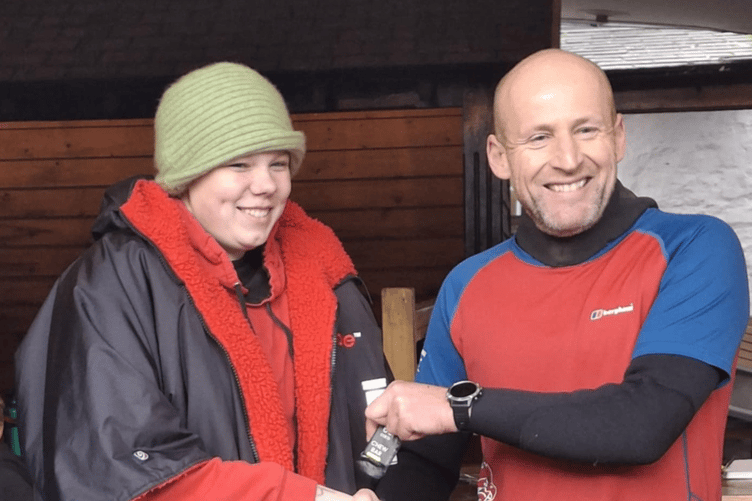 Peni Macy receives her prize for 3rd place in the skins category from Cool Mile organiser Mike Alexander