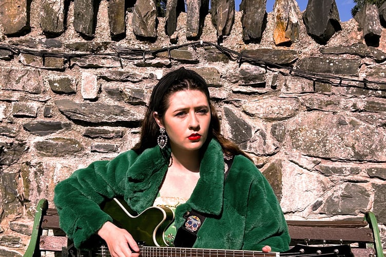 Maddy Elliott will release Calonnau’n Dal i Glymu (Hearts Still Tied) in Gwynedd on 14 November