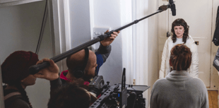 S4C yn creu mwy o swyddi a chyfrannu £150.3m i economi Cymru