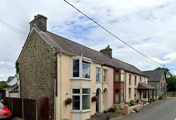 Cllr Matthew Vaux sought permission for a side and rear extension of 1 Allen View, Cross Inn