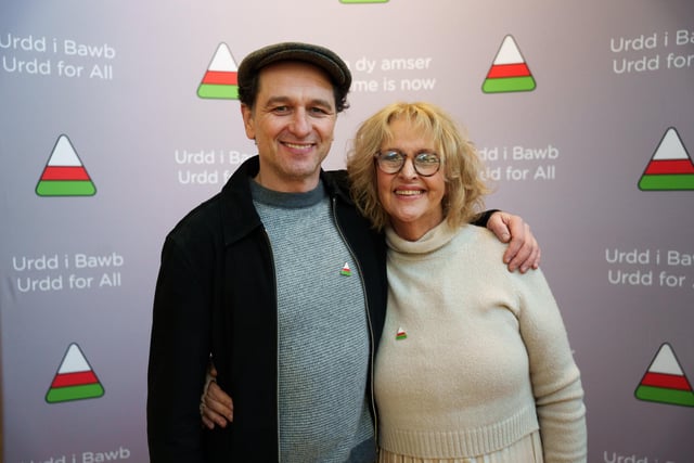 Matthew Rhys a Caryl Parry Jones yn dathlu lansio drama gerdd newydd