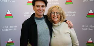 Matthew Rhys a Caryl Parry Jones yn dathlu lansio drama gerdd newydd