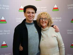 Matthew Rhys a Caryl Parry Jones yn dathlu lansio drama gerdd newydd