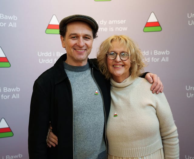 Matthew Rhys a Caryl Parry Jones yn dathlu lansio drama gerdd newydd