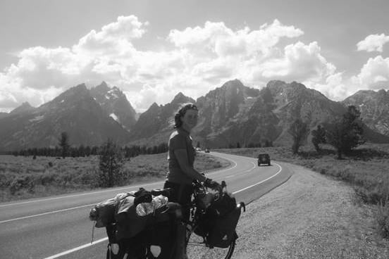 Grug Muse a'i beic Surly Long Haul Trucker du, ar eu taith ar hyd cyfandir America