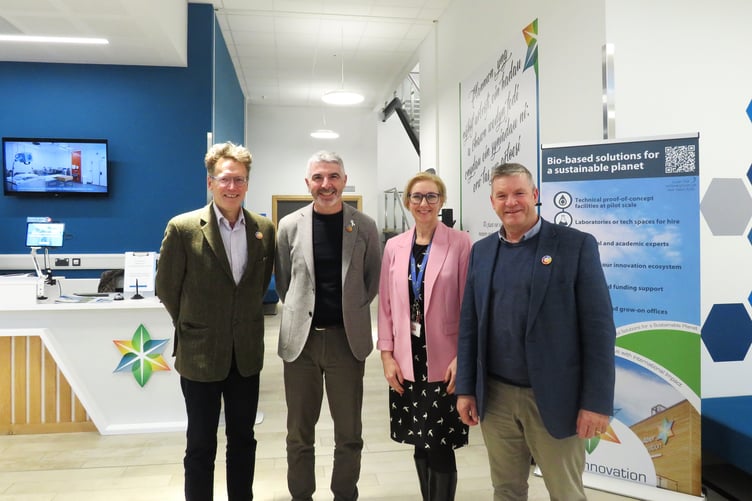Ch-Dd) Y Cynghorydd Jake Berriman, Arweinydd Cyngor Sir Powys; Derek Walker, Comisiynydd Cenedlaethau’r Dyfodol Cymru; Rhian Hayward, Prif Swyddog Gweithredol ArloesiAber Rhian Hayward, CEO of AberInnovation; Y Cynghorydd Bryan Davies, Arweinydd Cyngor Sir Ceredigio