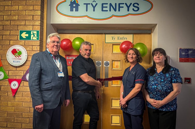 Dyfed Edwards, Betsi Cadwaladr Health Board Chair, Iwan Trefor-Jones, Gafael Llaw Chair, Kelly Jones, Clinical Service Manager Paediatrics, and Carina Roberts from Ward Dewi