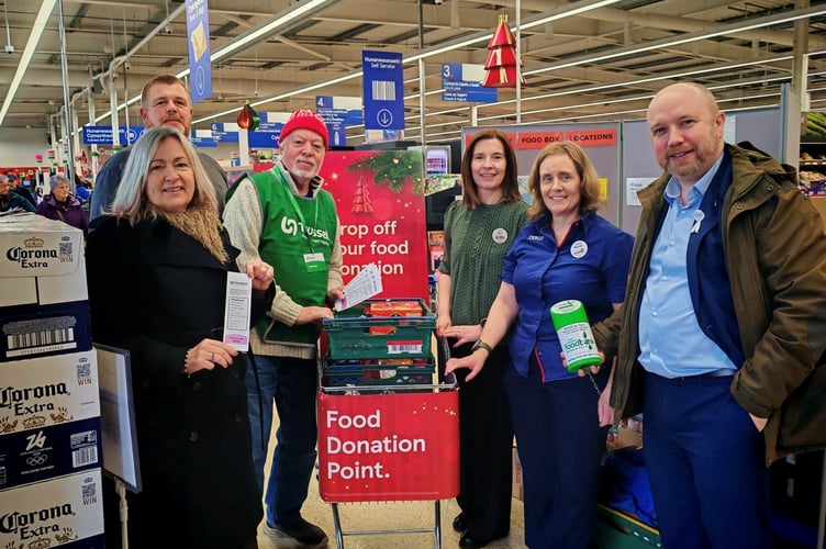 Liz Saville Roberts MP and Mabon ap Gwynfor MS with Sara Davis, Tesco Porthmadog Store Manager and Marian Orton, Lead Manager, and South Gwynedd Foodbank volunteers