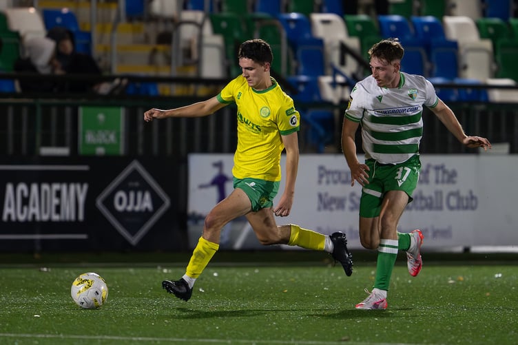 OSWESTRY, WALES - 28 NOVEMBER 2025: Caron Williams of Caernarfon Town makes a break with the ball during the JD Cymru Premier game between The New Saints and Caernarfon Town at the Park Hall Stadium in Oswestry. (Pic by Craig Thomas/FAW)