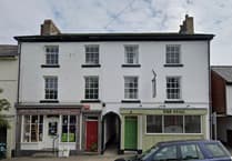 Llanidloes pub to re-open despite licence objections