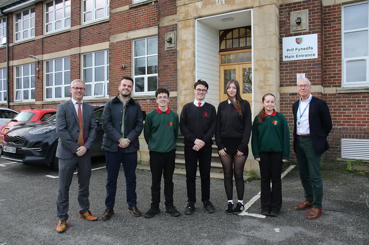 Headteacher Geraint Owen Jones, Dewi Jones, Education Cabinet Member, pupila Dafydd, Jac, Cari and Nansi and Govenor Carl Mather.