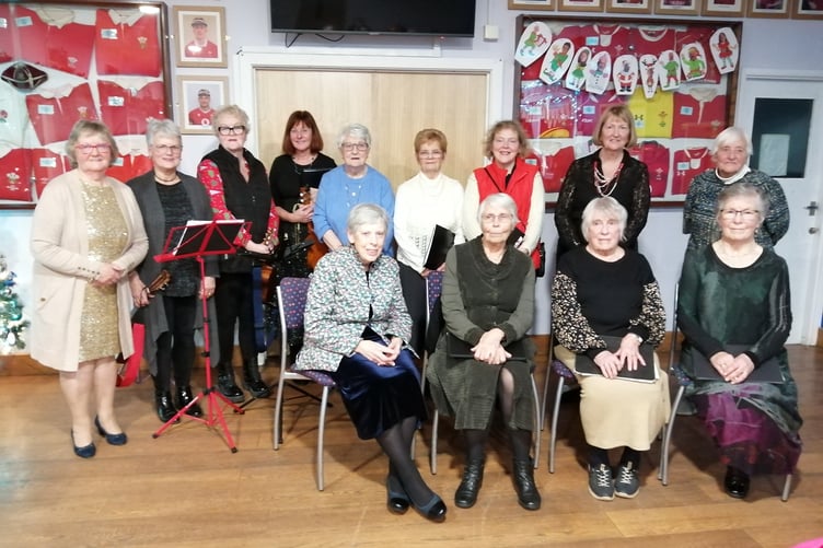 Criw o ddiddanwyr yn y cinio Nadolig.