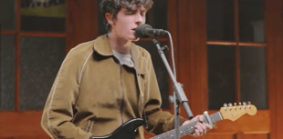 Gig trwy’r dydd i ddathlu blwyddyn o Fflach Cymunedol