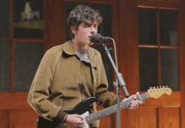 Gig trwy’r dydd i ddathlu blwyddyn o Fflach Cymunedol