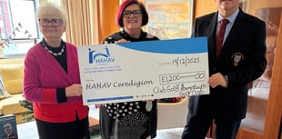 Aberystwyth Golf Club captain donates to hospice charity