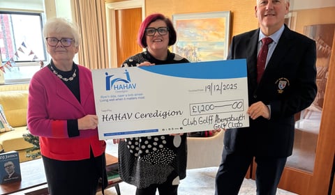 Aberystwyth Golf Club captain donates to hospice charity