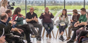 Dafydd Iwan dan deimlad mewn cyfweliad unigryw ar S4C